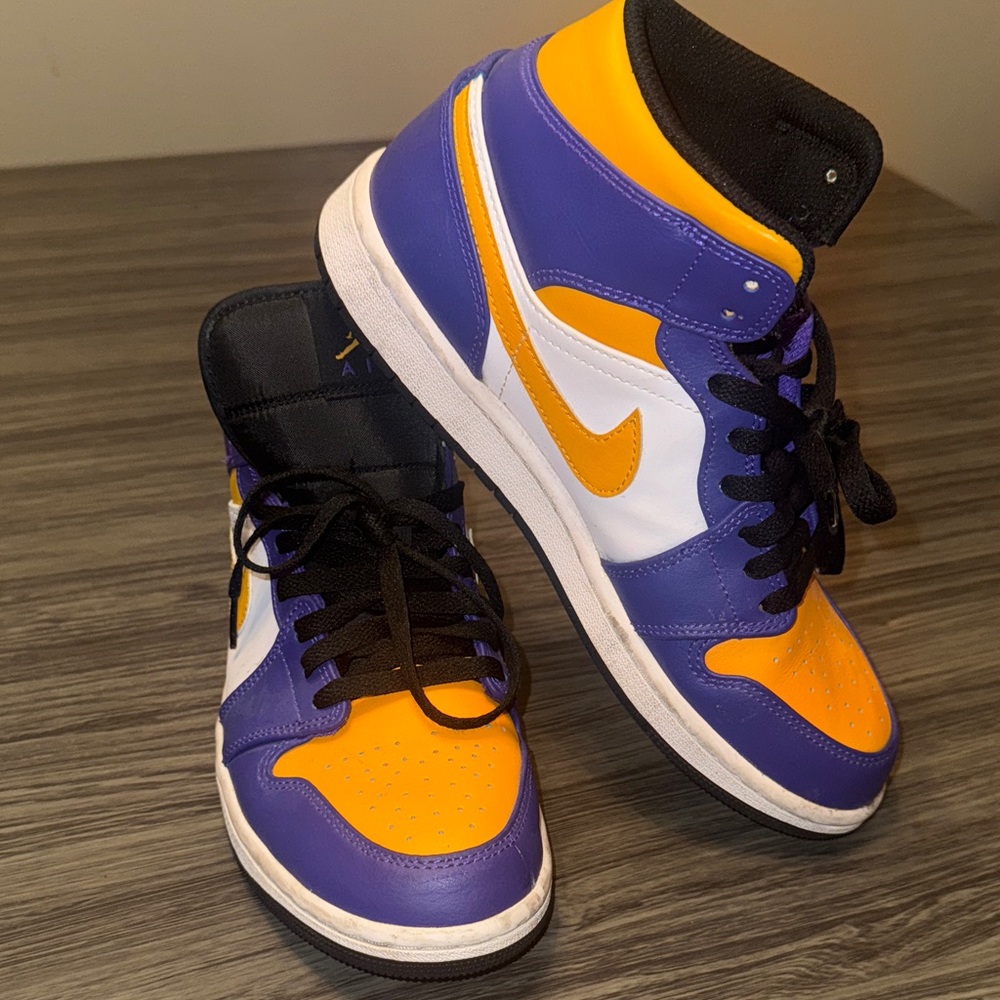 Jordan 1s 💜🧡🤍 - Picture 9 of 9